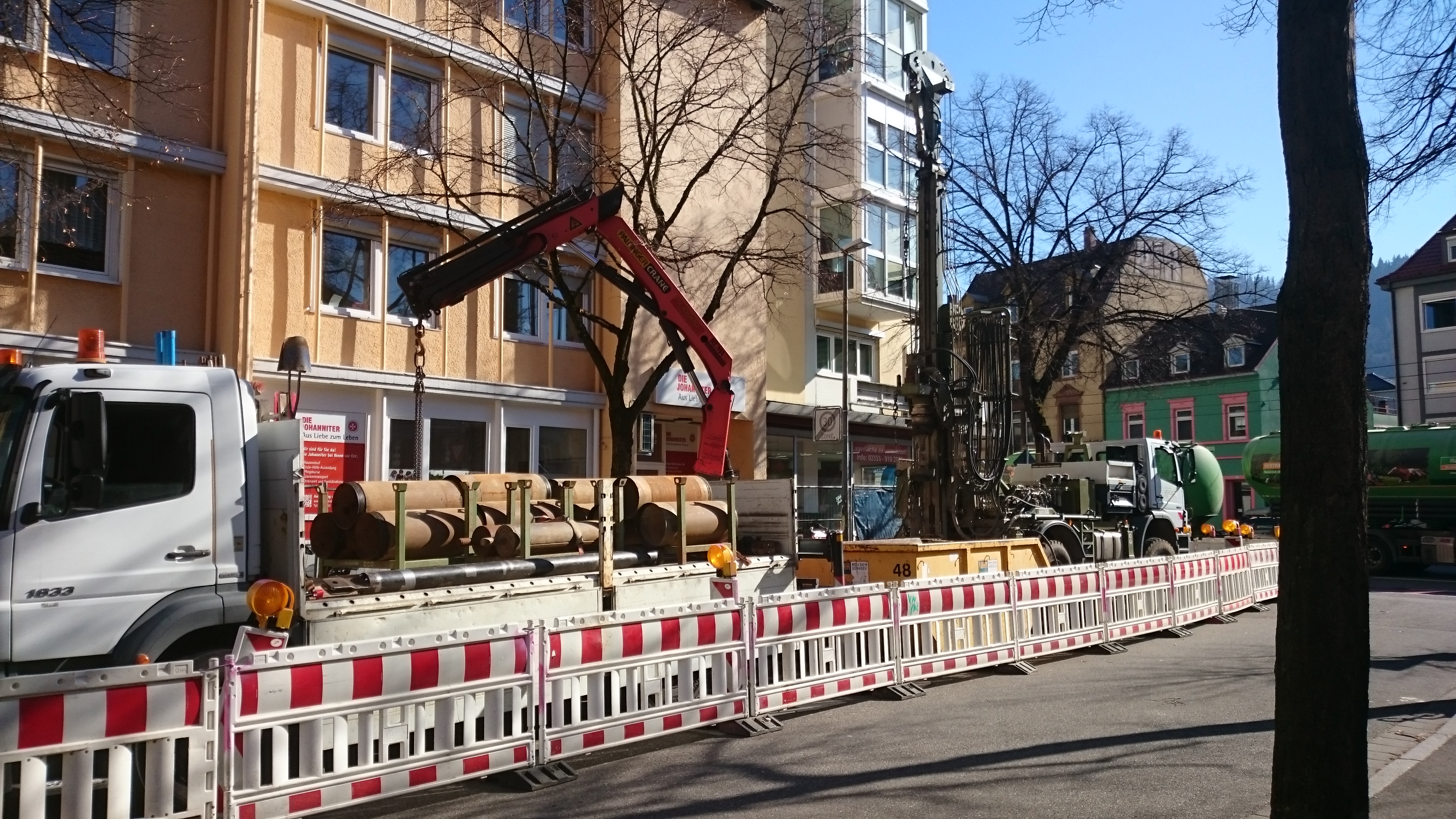 Foto einer Baustelle, welches die Bohrungen dokumentiert.